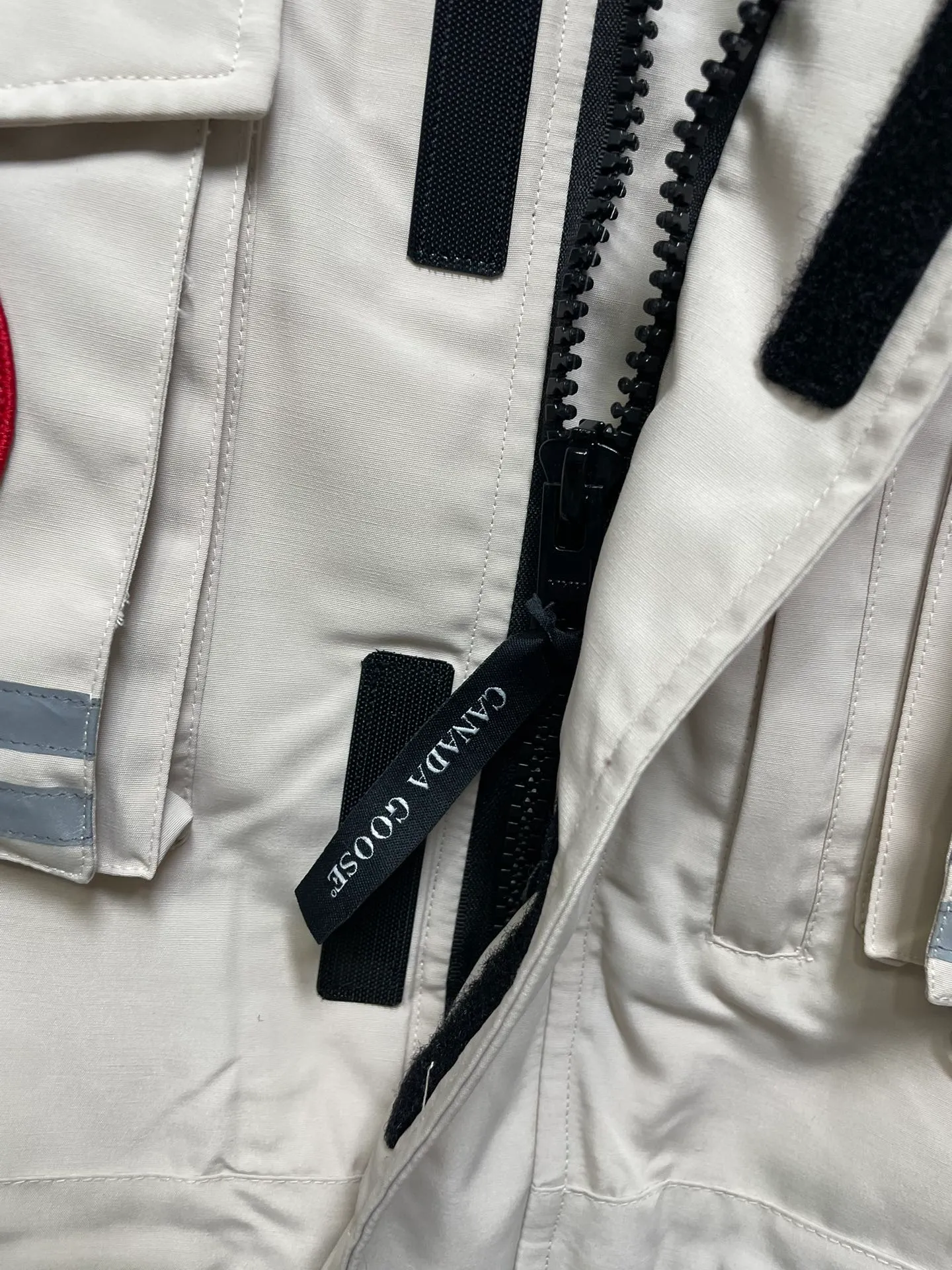 P1060 CANADA GOOES 🇨🇦ⒿⓅⓈ manufactures 10 models of snow curse men and women couples. Factory direct supply: supplying global purchasing agents, micro-business, entities, Tmall, high-end stalls and studio cooperation, free shipping! There are 10 types of Canada Goose Snow Mantra parkas for men and women, the Rolls-Royce of down jackets. ➖ Industry-leading anti-counterfeiting chip sensing. ➖ Imported Behringer embroidery machines and customized embroidery labels, the highest level and industry leading. ➖ Imported Korean 21-count polyester-cotton blended original fabric, TC85 waterproof coated fabric, water-repellent, windproof and wear-resistant. ➖ The new national standard 90 white duck down has an average down filling of 300 grams. The amount of down filling is industry-leading. ➖ 100% nylon lining with double double-layer sealing design to prevent velvet running, and seamless thread design on the cuffs! ➖ Yoshida YKK provides original factory-customized electroplated sliders. YKK two-way lockable zippers are tight and smooth and do not peel off paint. ➖ 3M composite Velcro is durable and the accessories and hardware are all custom-made. Note: Our copywriting is only simple and clear. Instead of bragging about the copywriting, it is better to compare and understand with samples. Only for the purest goose, the most dedicated, the most professional, the highest quality, the highest cost performance! SIZE:XS-XXL [with size chart]